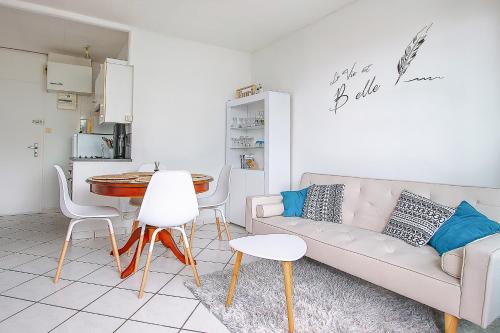 un salon avec un canapé et une table dans l'établissement Appartement vue mer 50m de la plage, à Saint-Hilaire-de-Riez