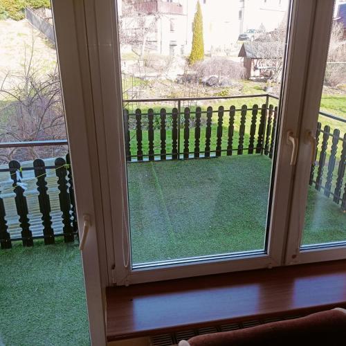 an open window with a view of a yard at Pokoje u Danuty in Piwniczna-Zdroj