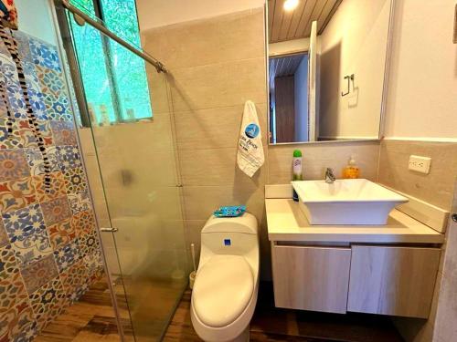 ein Bad mit einem WC, einem Waschbecken und einer Dusche in der Unterkunft SUITE OCEAN VIEW - PLAYA in Tolú
