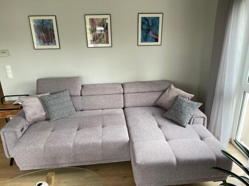 un divano in soggiorno con due cuscini di Auszeit für Genießer am Mittelrhein, Koblenz a Coblenza