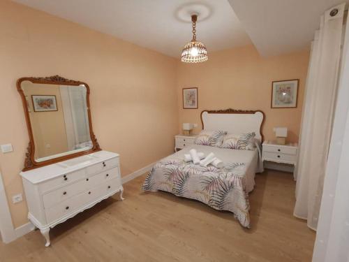 a bedroom with two beds and a large mirror at Casa Elisa 1 in León