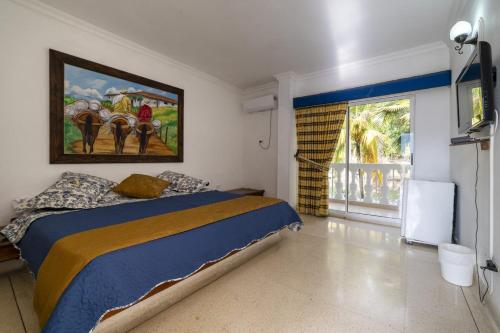 1 dormitorio con 1 cama y una pintura en la pared en Hotel Posada San Sebastian, en San Jerónimo