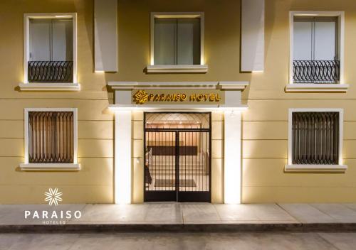 a building with the front door of a synagogue at Hoteles Paraiso PIURA in Piura