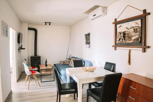 een woonkamer met een tafel en een bank bij JG Sunny Balcony apartment Skadar Lake in Podgorica