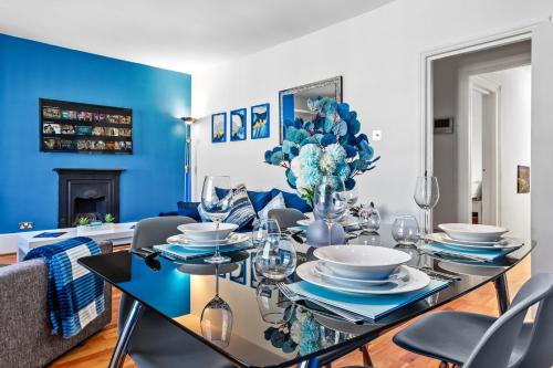 Balcony Blue Theme 1 Bedroom Central London Luxury Flat Near Hyde Park! Accommodates up to 6! Double Sofa Bed and Next to Station!