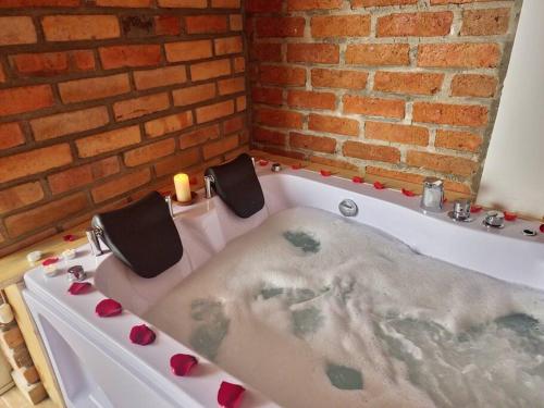 uma banheira com uma banheira em Casa Pepita em Vilcabamba