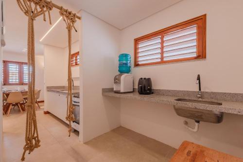 Casa Ladomar em Mundaú por Carpediem في ترايري: حمام مع حوض ومرآة