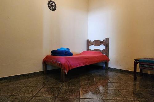 a small bed in a corner of a room at Casa Dhamma in São João del Rei
