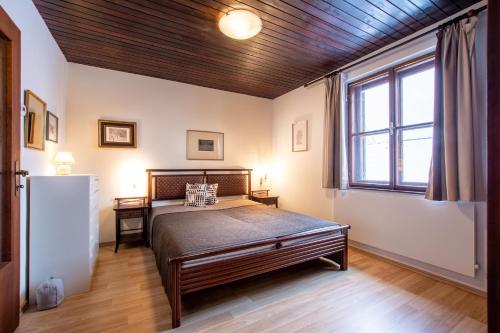 um quarto com uma cama e uma grande janela em Historisches Stadthaus - Wohnen im Herzen von Weitra em Weitra