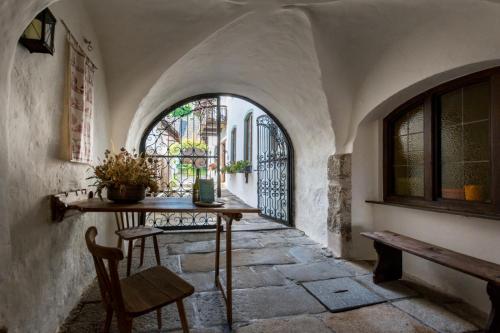 um corredor vazio com uma mesa e uma janela em Historisches Stadthaus - Wohnen im Herzen von Weitra em Weitra