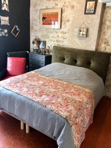 une chambre avec un lit et une commode dans l'établissement Superbe mas proche centre-ville, à Salon-de-Provence