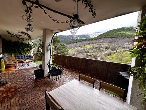 patio con tavolo e vista sulle montagne di Gredos Starlight House a Mijares