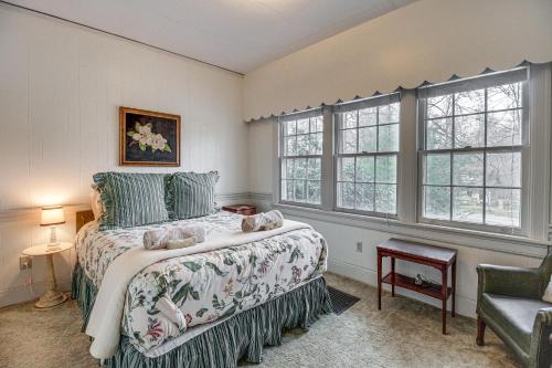 - une chambre avec un lit, une chaise et des fenêtres dans l'établissement Central and Ornate Sewanee Home with Screened-In Porch, à Sewanee