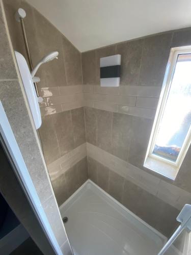 Ένα μπάνιο στο Quiet cosy 1 bedroom apartment Carrington F1