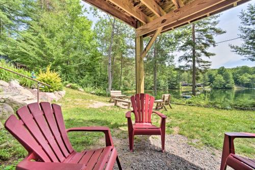 Κήπος έξω από το Adirondack Cabin on Peaceful Lake Near Glenfield!