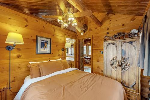 ユーレカ・スプリングスにあるLake Lucerne - Treehouse Cabin #01の丸太小屋のベッドのある寝室