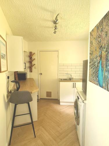 eine Küche mit einem Tisch und einem Stuhl in einem Zimmer in der Unterkunft Five-star apartment in London