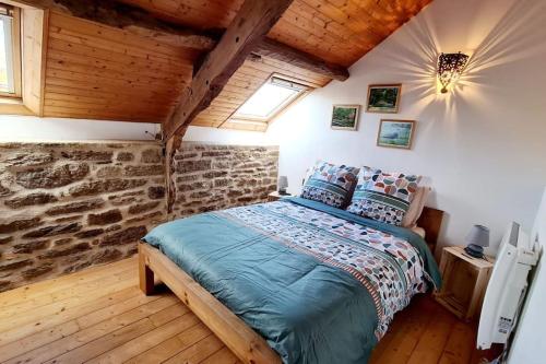 une chambre avec un lit dans une pièce avec des plafonds en bois dans l'établissement Les Gîtes du Kokopelli : Yellowstone., à Plumelec