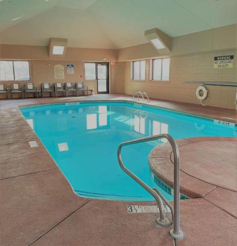 a large swimming pool in a hotel room at Holiday Inn Express Hotel & Suites Lincoln South by IHG in Lincoln
