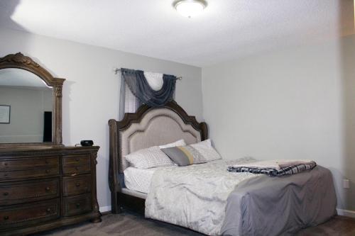 una camera con letto, cassettiera e specchio di MD Cozy Corner a Johnson City