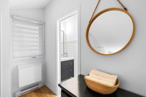 Un baño con un espejo y una silla sobre una mesa. en Cozy & Simple Condo with Views of Mont-Tremblant, en Mont-Tremblant