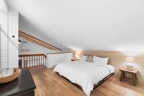 Krevet ili kreveti u jedinici u objektu Cozy & Simple Condo with Views of Mont-Tremblant