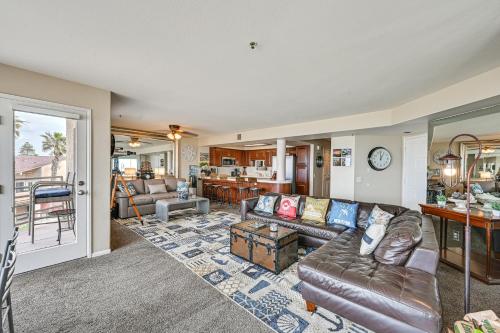 Zona de estar de Ocean-View Imperial Beach Condo with Community Perks
