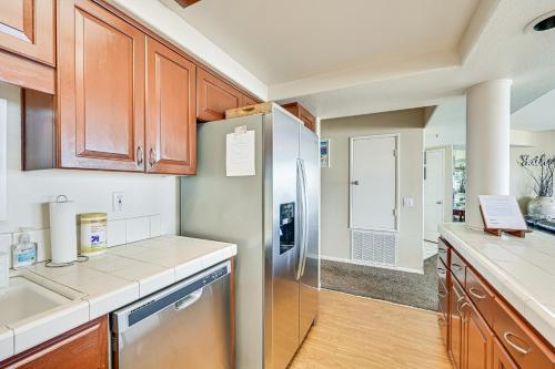 Una cocina o zona de cocina en Ocean-View Imperial Beach Condo with Community Perks