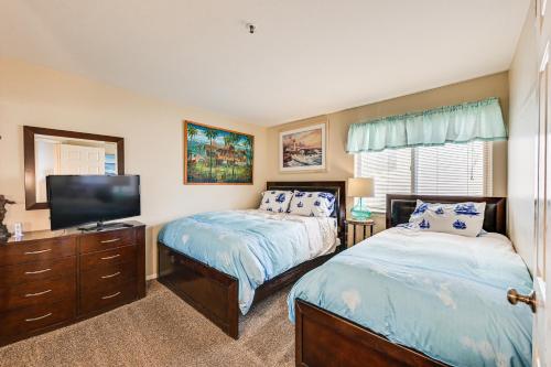 1 dormitorio con 2 camas y TV de pantalla plana en Ocean-View Imperial Beach Condo with Community Perks en Imperial Beach
