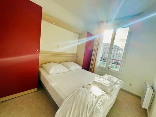1 Schlafzimmer mit 2 Betten und einem Fenster in der Unterkunft PORT ZEN - charme face au port in Rochefort