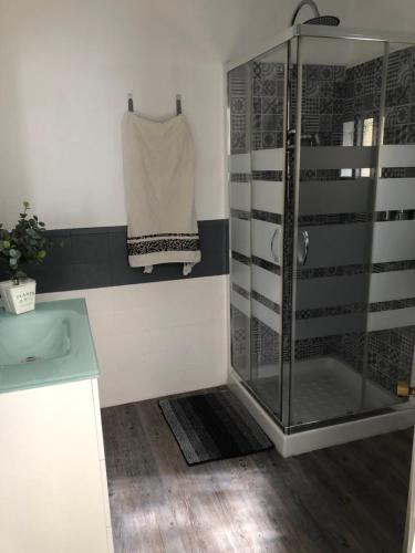 アルダレスにあるCasa Inmaのバスルーム(シャワー、シンク付)