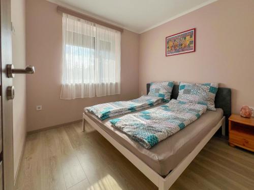 Ένα ή περισσότερα κρεβάτια σε δωμάτιο στο Antares Apartman