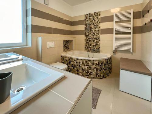 Ένα μπάνιο στο Antares Apartman
