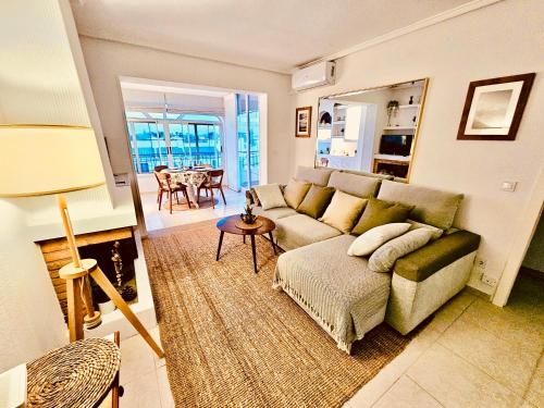 sala de estar con sofá y mesa en Bellavista V Cabo Roig, en Playas de Orihuela