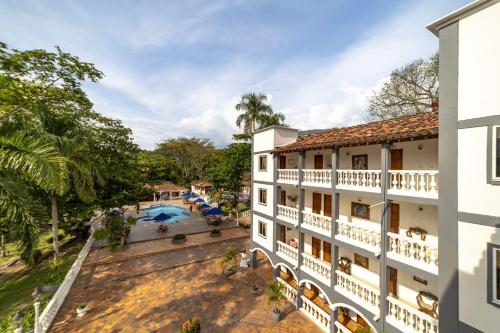 una vista aérea de un edificio con piscina en Hotel Posada San Sebastian, en San Jerónimo