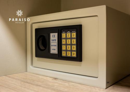 a microwave oven with a remote control in it at Hoteles Paraiso PIURA in Piura