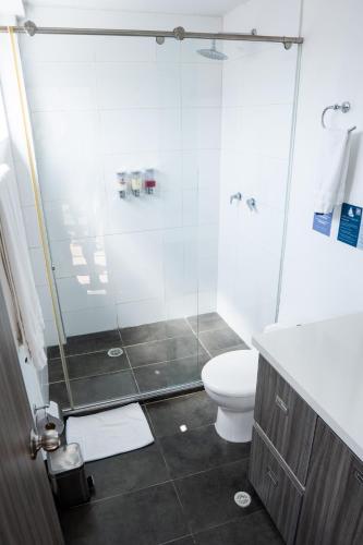 a bathroom with a shower and a toilet at Hotel Piedras De Maní in Manizales