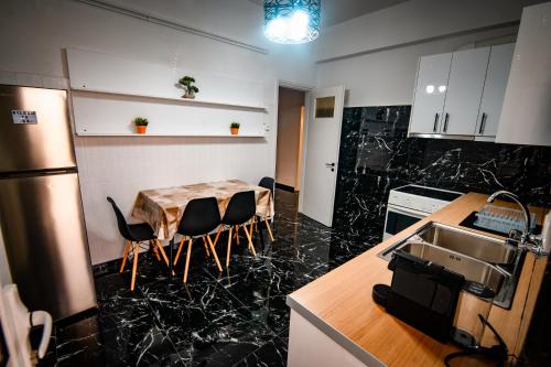 cocina con mesa y sillas en GM apartment experience, en Atenas