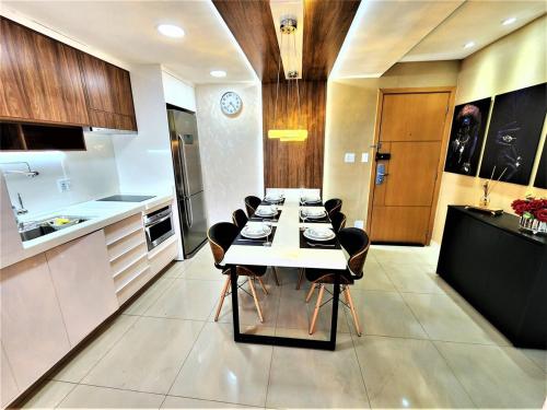 cocina grande con mesa larga y sillas en JADE, BLOCO A, APT 1209 · Hotel Jade, 2 quartos, parque sul, vista livre, en Brasilia