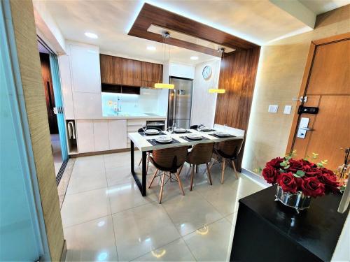ブラジリアにあるJADE, BLOCO A, APT 1209 , 2 quartos, parque sul, vista livreの部屋にテーブルと椅子のあるキッチン