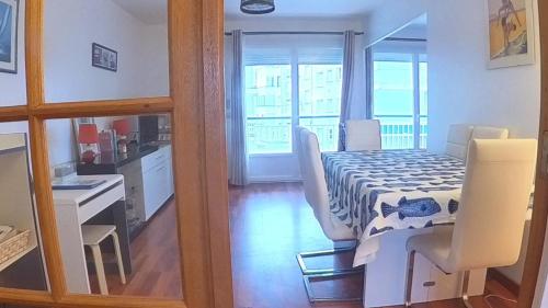 une cuisine et une salle à manger avec une table et des chaises dans l'établissement Appartement vue mer, 4 pers - idéal famille, à La Baule