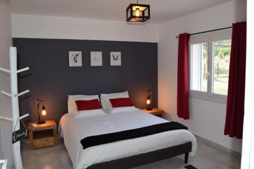 Ένα ή περισσότερα κρεβάτια σε δωμάτιο στο Villa Gard'iguette avec SPA entre vignes &garrigue