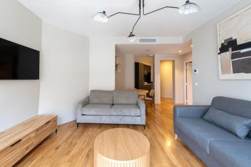 un salon avec un canapé et une table dans l'établissement Beautiful & Modern 1BD Flat near Montmartre, à Paris