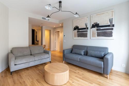 un salon avec un canapé et une table dans l'établissement Beautiful & Modern 1BD Flat near Montmartre, à Paris