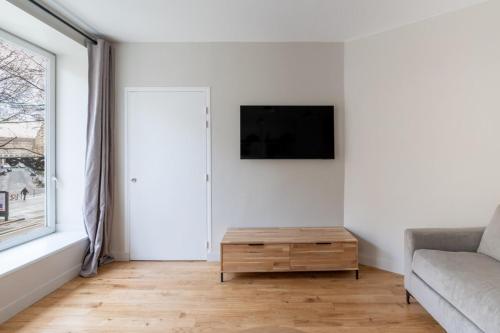 un salon avec un canapé et une table dans l'établissement Beautiful & Modern 1BD Flat near Montmartre, à Paris