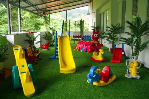 un parco giochi con molti tipi diversi di attrezzature per il gioco di Athirappilly Rainland Resort a Athirappilly