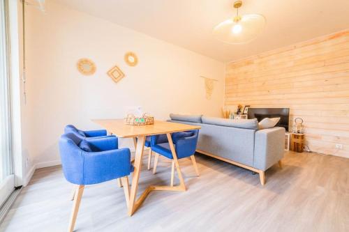 sala de estar con mesa, sillas y sofá en #Le Concorde - Centre-ville - Terrasse - Parking en Brive-la-Gaillarde