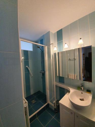 une salle de bain avec une douche, des toilettes et un lavabo dans l'établissement Appartement vue mer, 4 pers - idéal famille, à La Baule