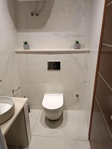 Bilik mandi di Newly renovated apartment next to the port