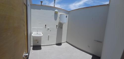 y baño con aseo y lavamanos. en Apartamento duplex, con terraza y vista de Chiclayo, en Chiclayo